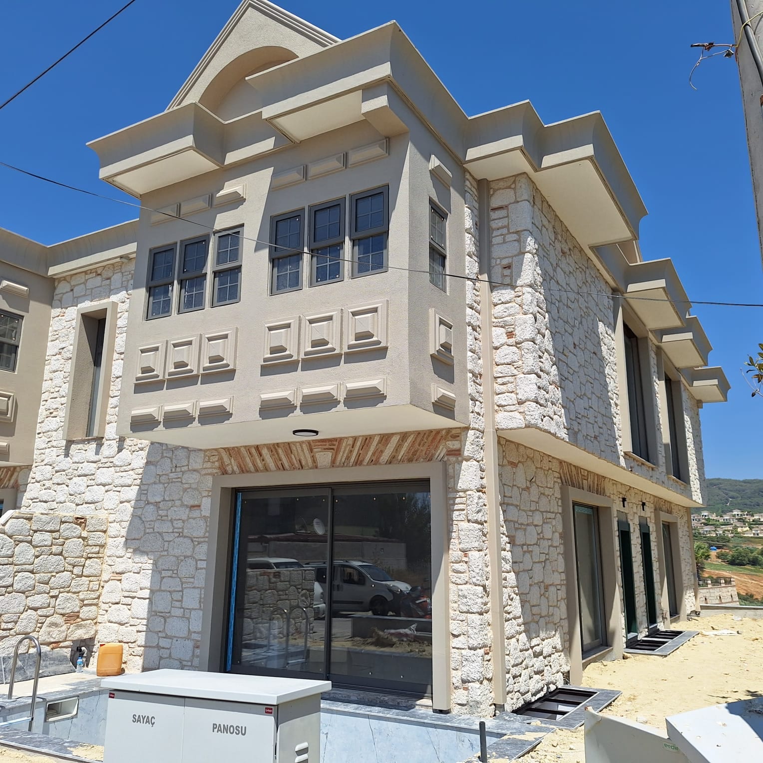 İzmir doğal taş kaplama — cumbalı villa dış cephe, Alaçatı taşı