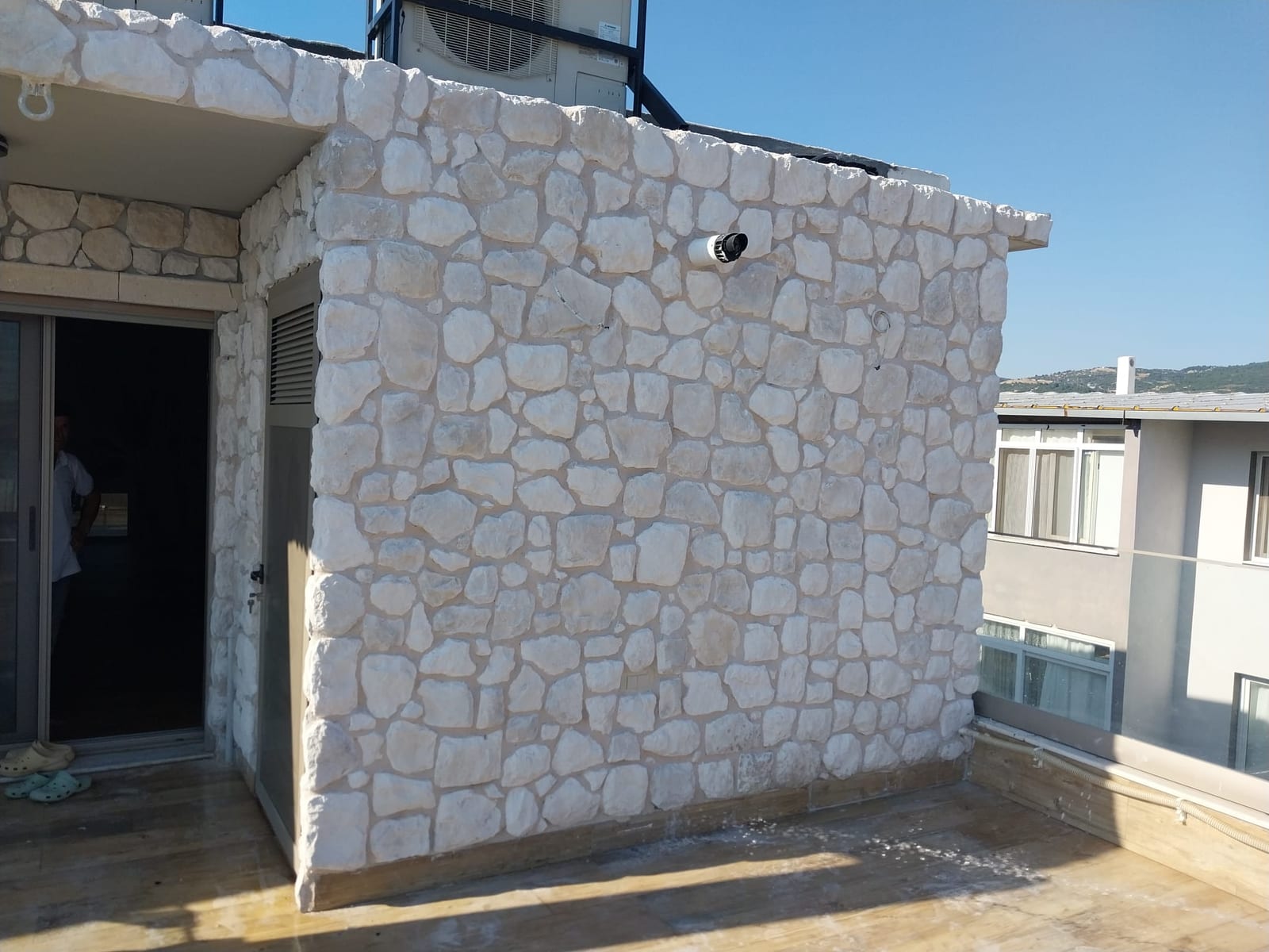 Çatı terası beyaz kesme taş duvar kaplama