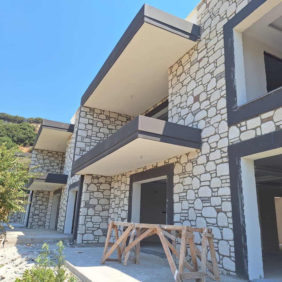 Sıra villa balkonlu doğal taş cephe