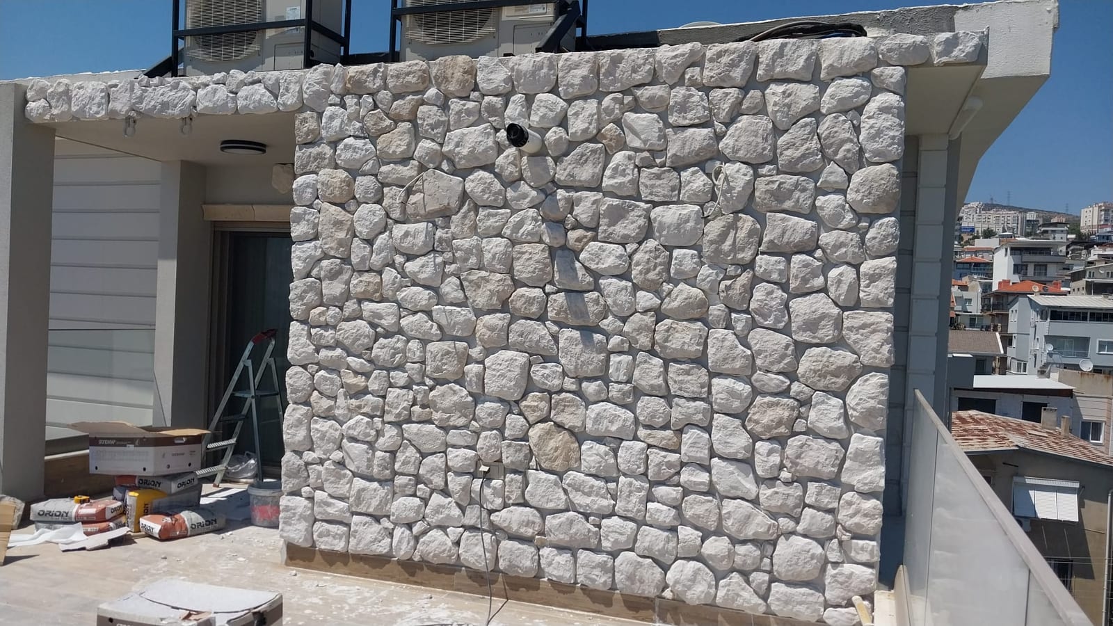 Çatı terası gri moloz taş duvar kaplama