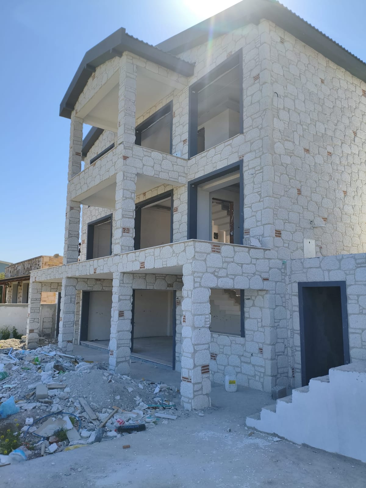 İzmir doğal taş kaplama — üç katlı villa dış cephe